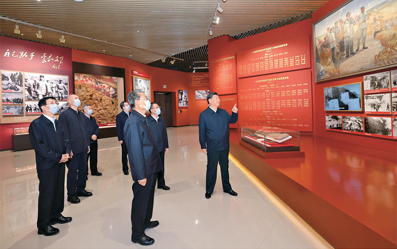 2022年10月27日，中共中央總書記、國家主席、中央軍委主席習近平帶領中共中央政治局常委李強、趙樂際、王滬寧、蔡奇、丁薛祥、李希，瞻仰延安革命紀念地。這是習近平等在延安革命紀念館，參觀《偉大歷程——中共中央在延安十三年歷史陳列》。 新華社記者 鞠鵬/攝